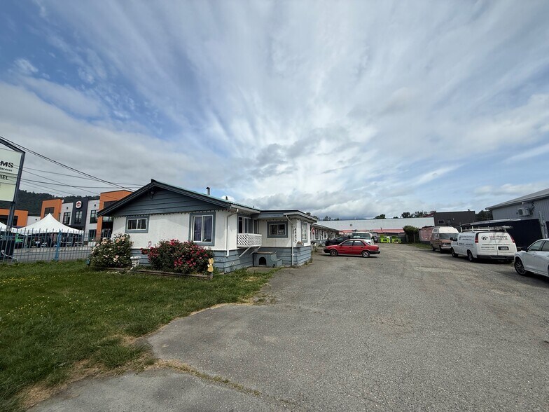 More Photos Of 44477 Yale Rd, Chilliwack General Retail For Sale