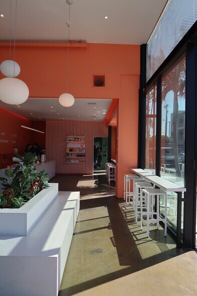 More Photos Of 540-542 Rose Ave, Venice Storefront Retail Residential For Lease