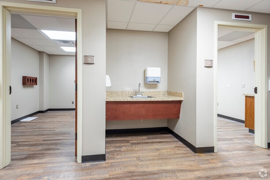 More Photos Of 2424 50th St, Lubbock Medical For Sale