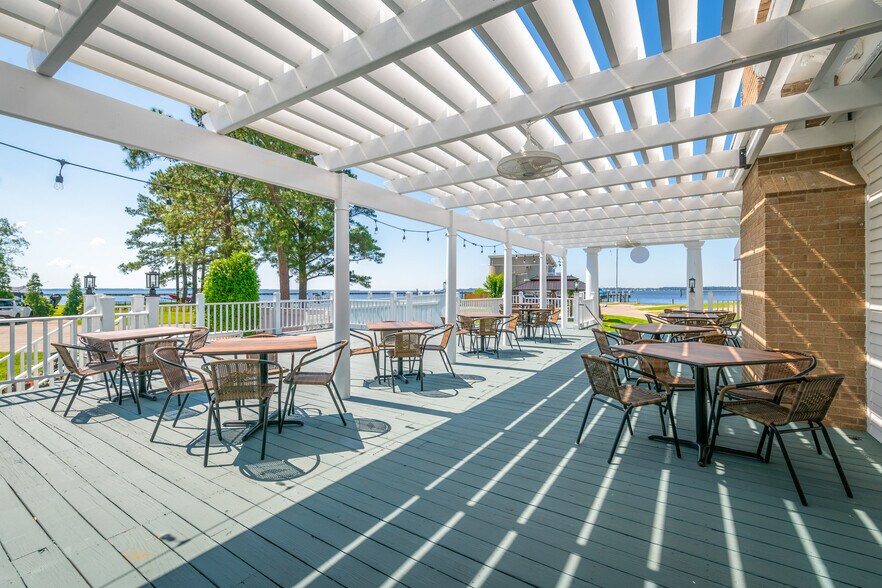 More Photos Of 738 E Main St, Belhaven Hotel For Sale