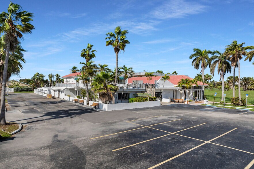 More Photos Of 700 Ocean Dr, Key Colony Beach Restaurant For Sale