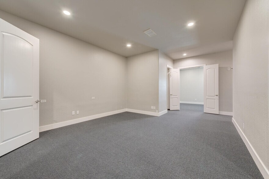 More Photos Of 5849 Park Vista Cir, Keller Showroom For Lease