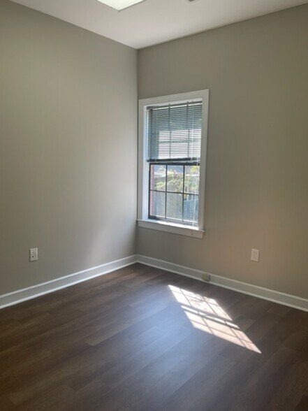 More Photos Of 1200 Sycamore View Rd, Memphis Office For Lease