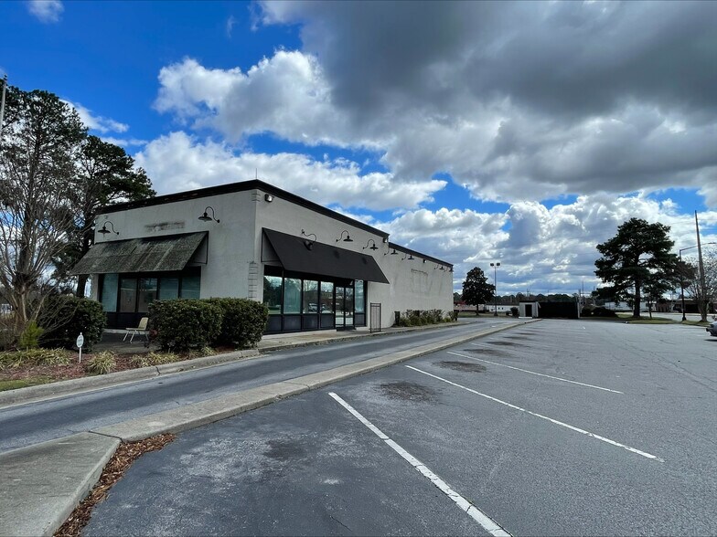 More Photos Of 1001 S Memorial Dr, Greenville Restaurant For Lease