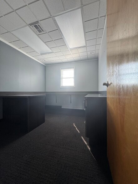 More Photos Of 200 E Main St, Smithtown Office For Lease