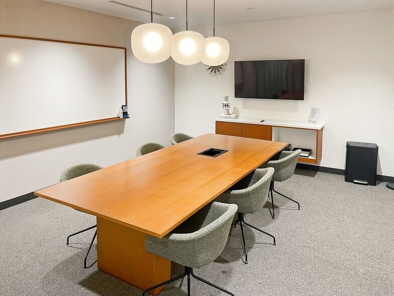 More Photos Of 100 Crescent Ct, Dallas Coworking Space