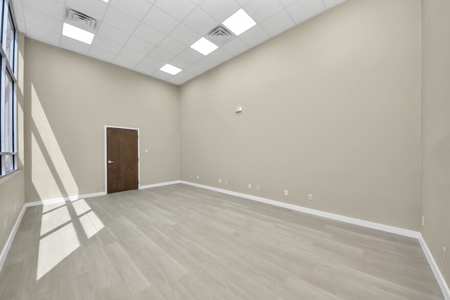 More Photos Of 1563 Live Oak St, Webster Office For Sale