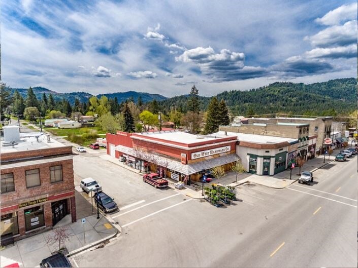 More Photos Of 6210 W Maine St, Spirit Lake Freestanding For Lease