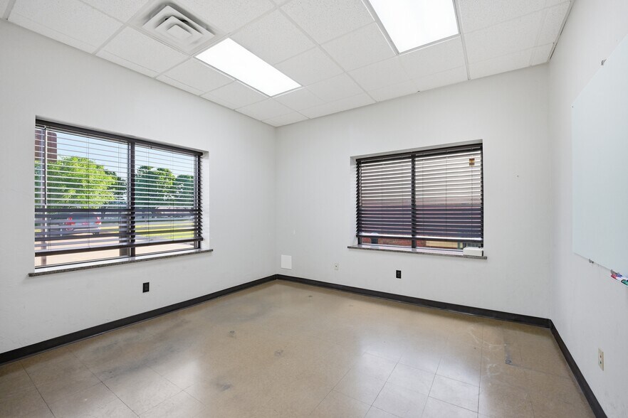 More Photos Of 416 NE 145th Pl, Edmond Warehouse For Lease