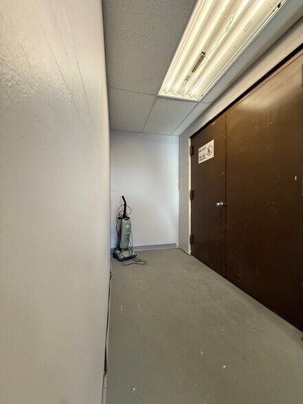 More Photos Of 35 Carlough Rd, Bohemia Warehouse For Lease