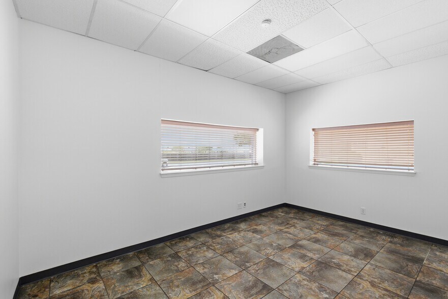 More Photos Of 1120 Commercial Blvd N, Arlington Warehouse For Lease