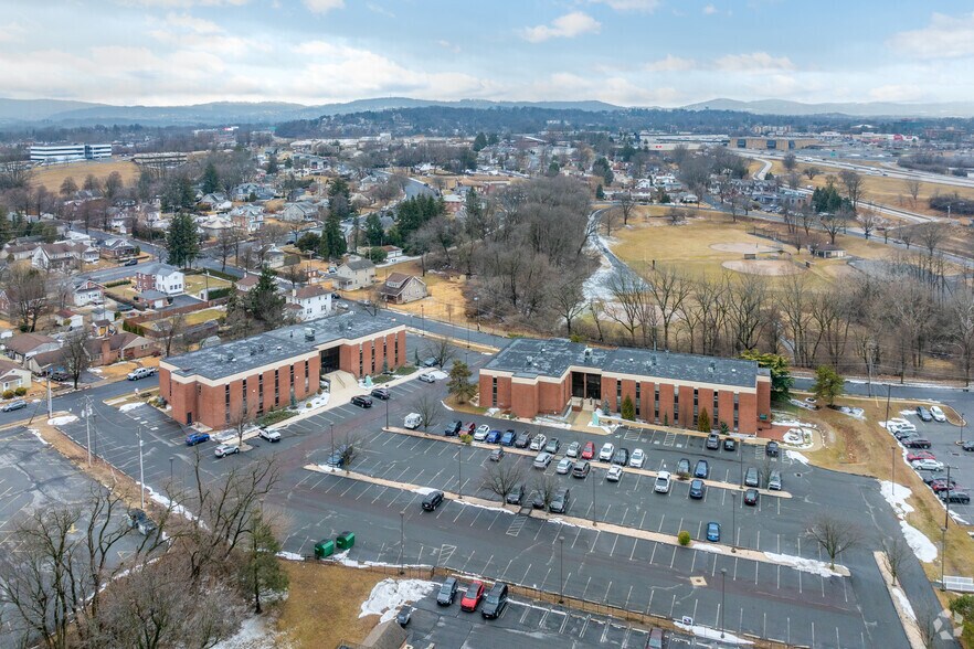 More Photos Of 4 Park Plz, Wyomissing Office For Sale