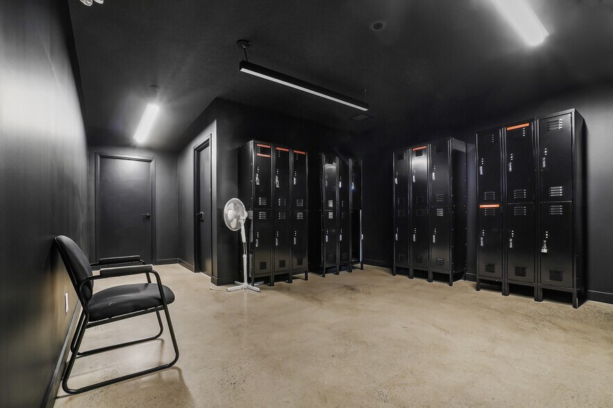 More Photos Of 2351 Boul Fernand-Lafontaine, Longueuil Manufacturing For Sale