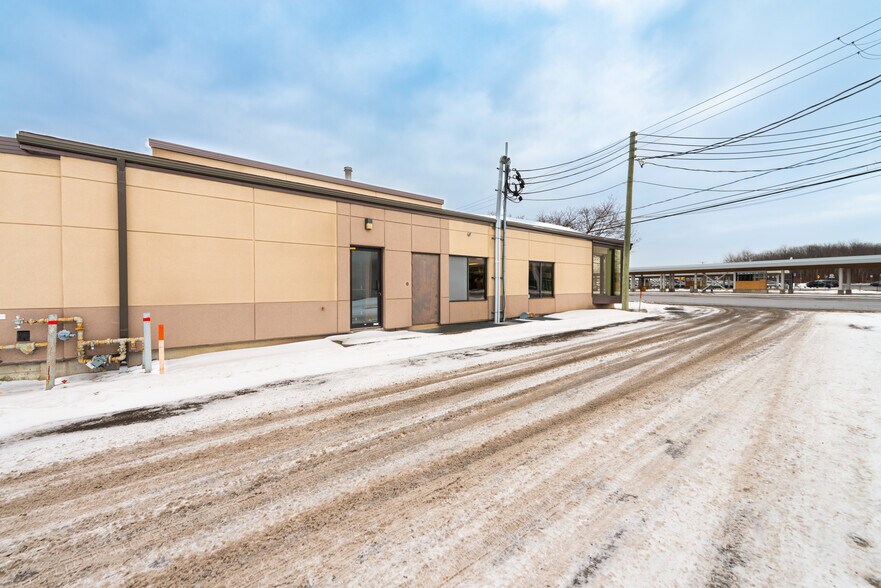 More Photos Of 47 Boul Saint-Jean-Baptiste, Châteauguay Sports And Entertainment For Lease