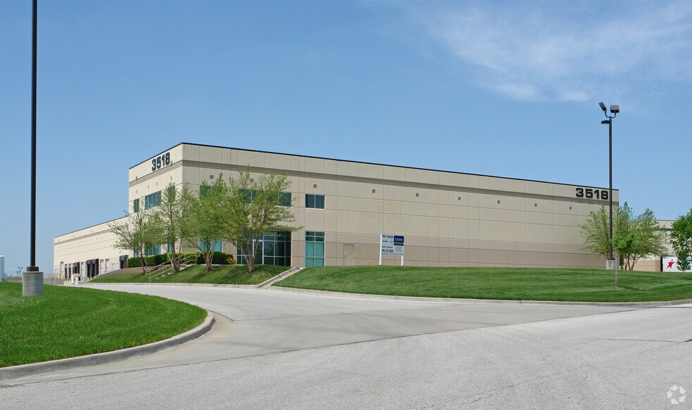 More Photos Of 3518-3522 Enterprise Dr, Kansas City Distribution For Lease