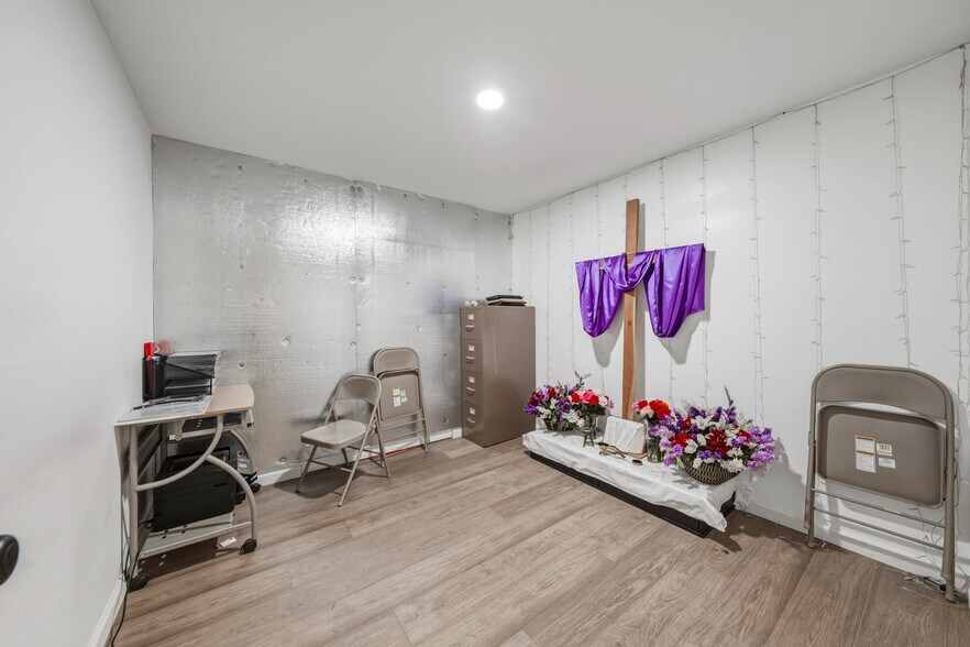 More Photos Of 14420 Lakeshore Dr, Clearlake Office For Sale