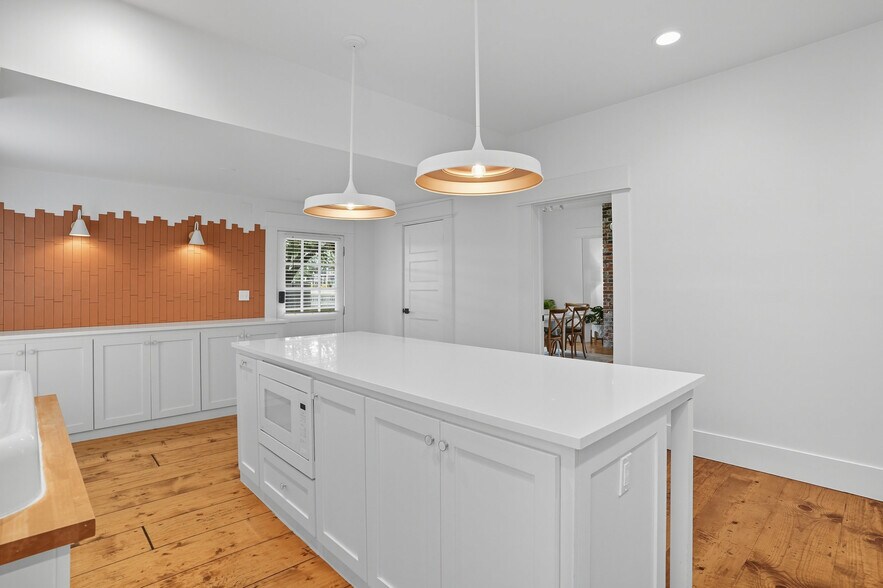 More Photos Of 924 S Main St, Broken Arrow Showroom For Sale