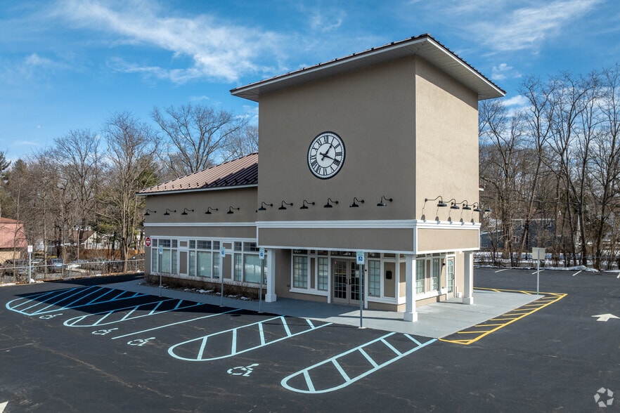 Primary Photo Of 10 Johnsons Ln, New City Medical For Sale