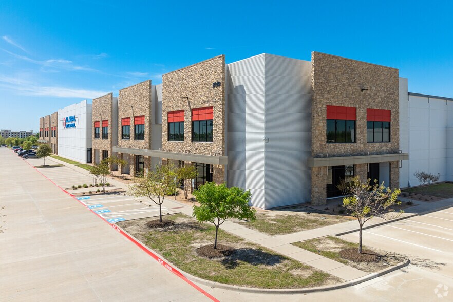 More Photos Of 2119 N I-35 E, DeSoto Distribution For Lease