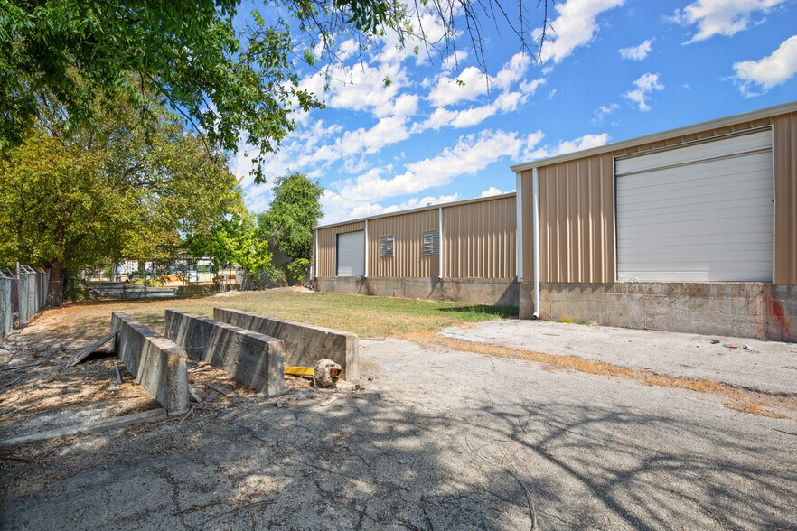 More Photos Of 9300 Brown Ln, Austin Warehouse For Lease