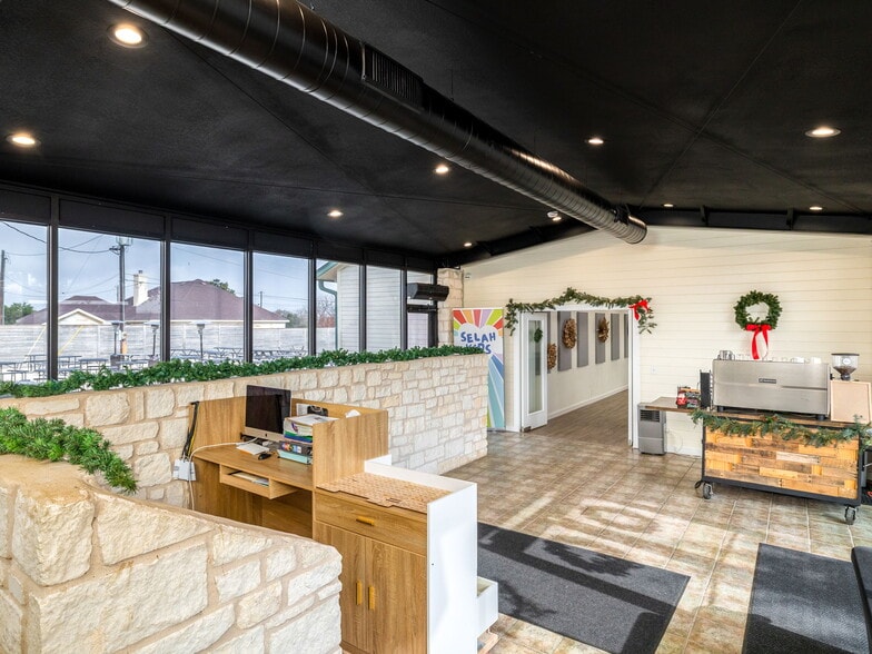 More Photos Of 6600 S Lakewoods Dr, Georgetown Specialty For Sale