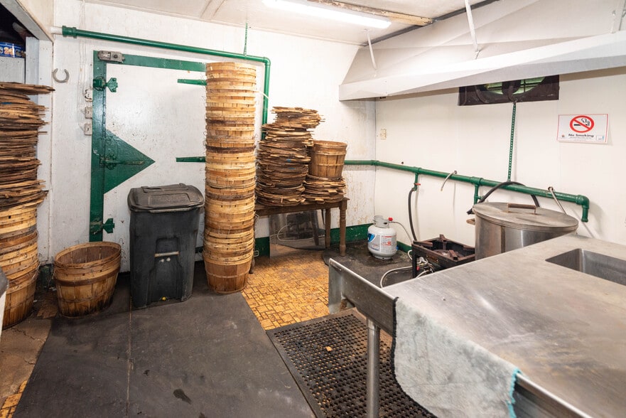 More Photos Of 106 Eastern Blvd, Essex General Retail For Sale