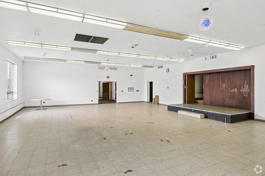 More Photos Of 131 University Dr, Pontiac Health Club For Sale
