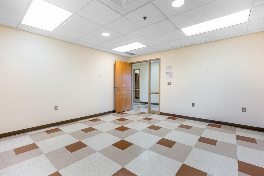 More Photos Of 8690 Yankee St, Dayton Religious Facility For Lease