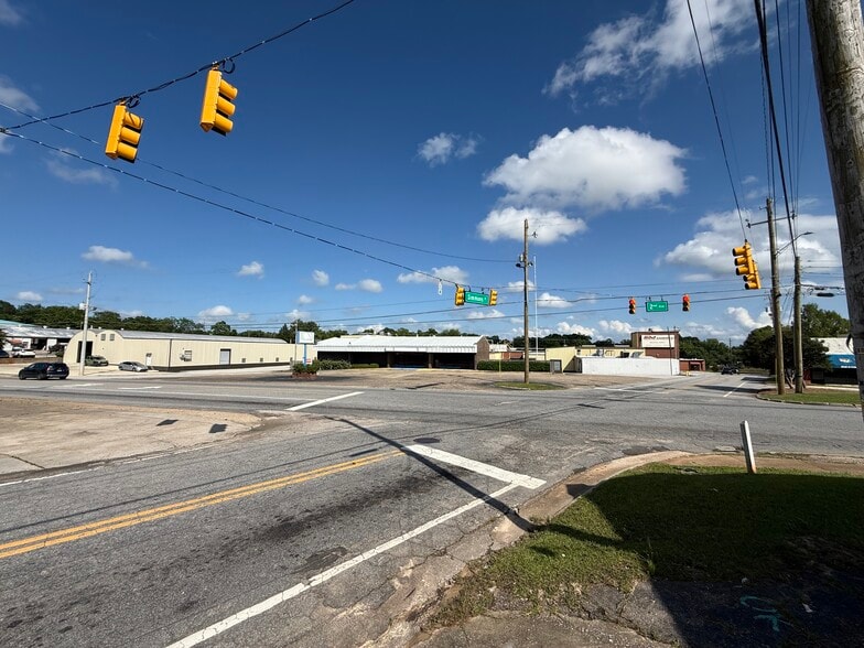 More Photos Of 1503 2nd Ave, Opelika Storefront For Lease