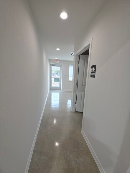 More Photos Of 1304 Leander Dr, Leander Warehouse For Lease