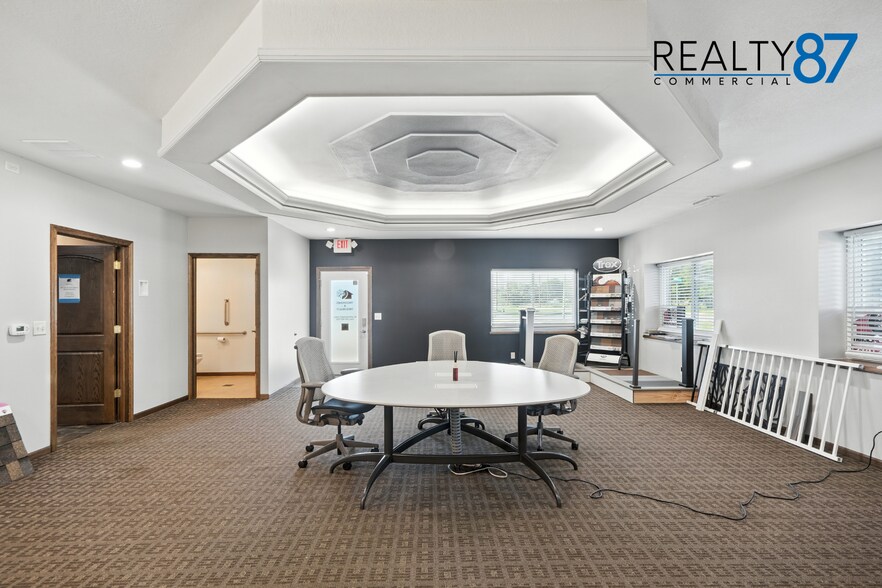 More Photos Of 2700 Stonegate Ct, Hiawatha Showroom For Sale