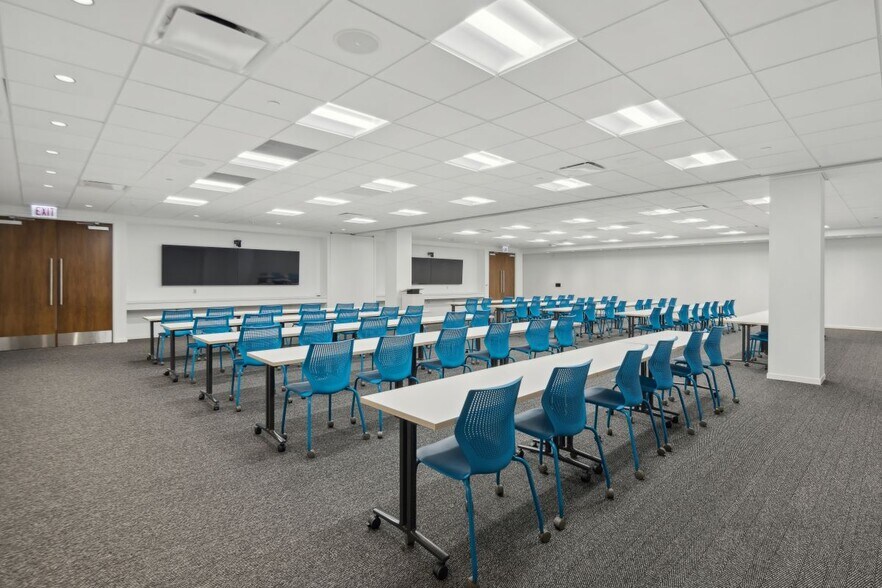 More Photos Of 711 Jorie Blvd, Oak Brook Office For Lease