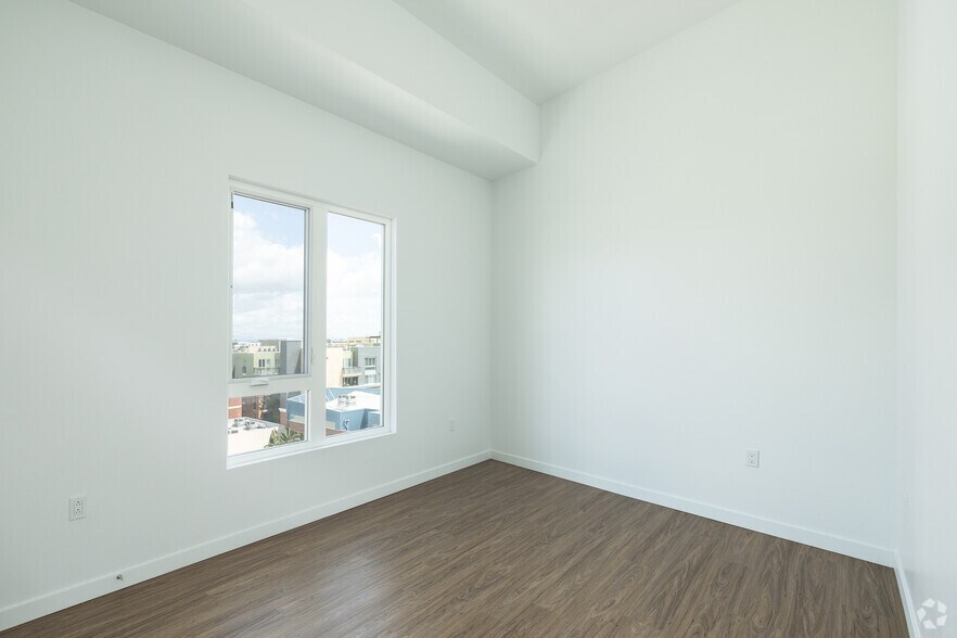 More Photos Of 107 S Hewitt St, Los Angeles Apartments For Lease