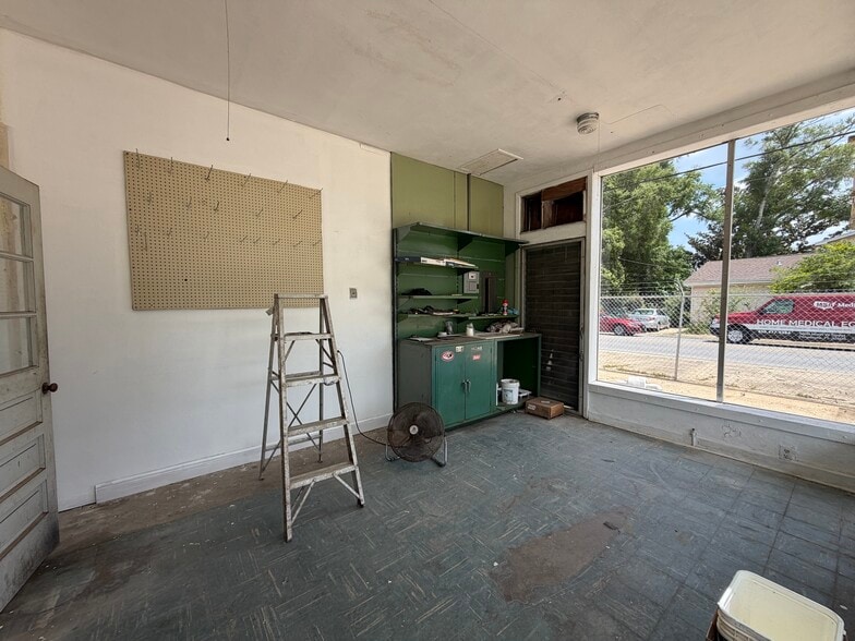 More Photos Of 2800 Davis Hwy N, Pensacola Auto Repair For Lease