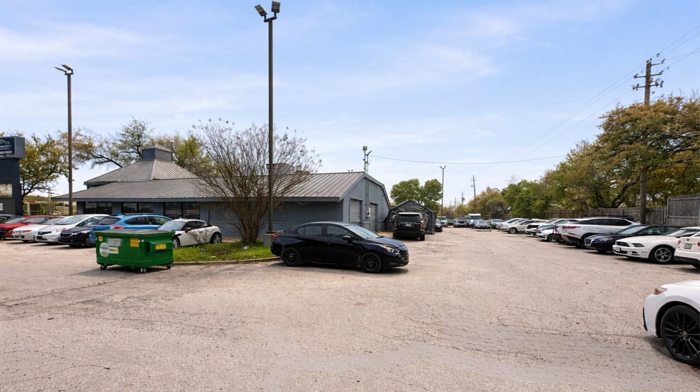 More Photos Of 13038 Research Blvd, Austin Freestanding For Lease