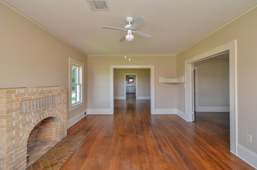 More Photos Of 404 W Main St, Bellville Office Residential For Sale