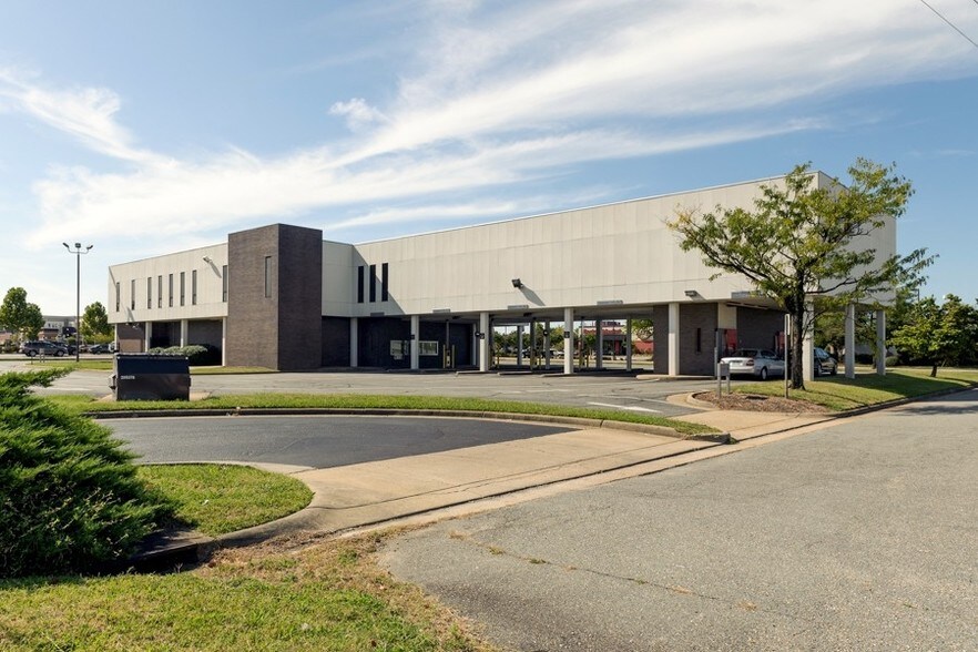 More Photos Of 2030 Coliseum Dr, Hampton Bank For Lease