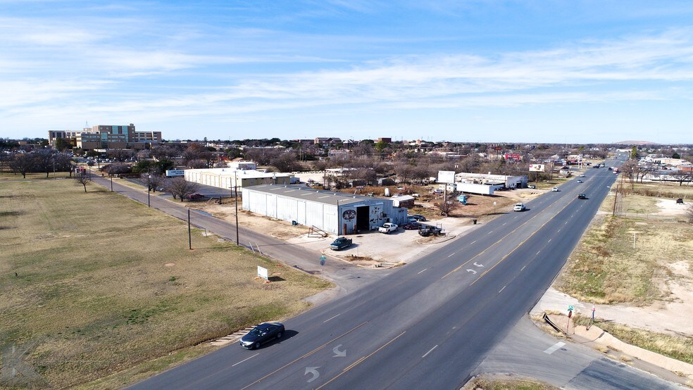 More Photos Of 1902 N Treadaway Blvd, Abilene Showroom For Sale