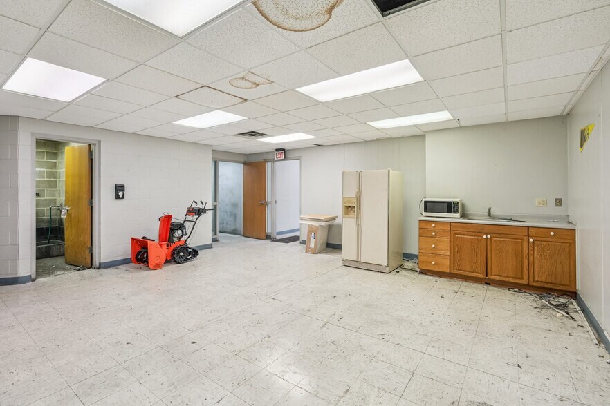 More Photos Of 701 Technology Pl, Waverly Manufacturing For Lease