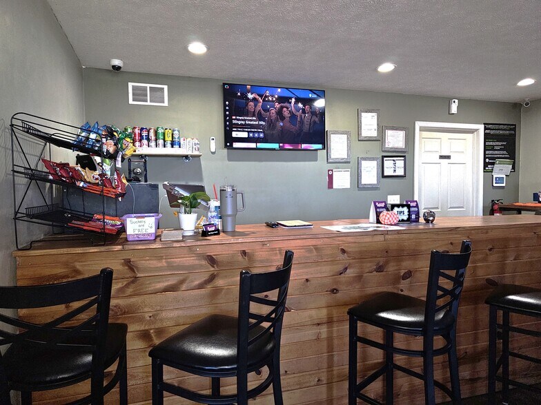 More Photos Of 512 W Egyptian Ave, Christopher Bar For Sale