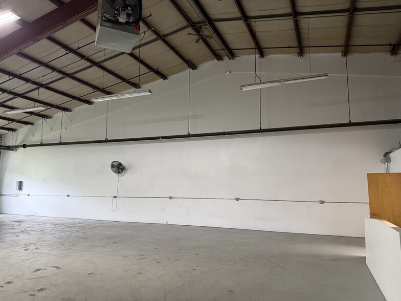 More Photos Of 126 S Turnpike Rd, Wallingford Warehouse For Lease