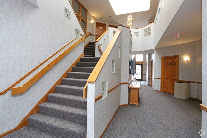 More Photos Of 1001 W Glen Oaks Ln, Mequon Office For Lease