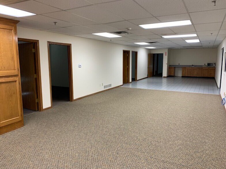 More Photos Of 6111-6117 Maxtown Rd, Westerville Warehouse For Lease