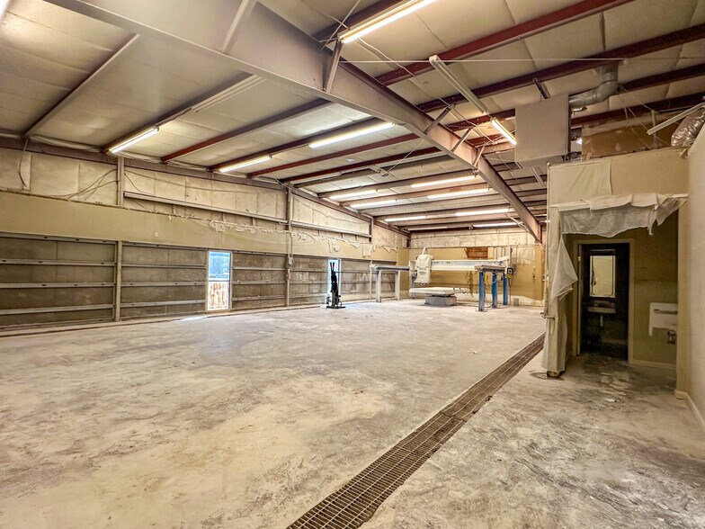 More Photos Of 3105 Memorial Pky NW, Huntsville Warehouse For Sale