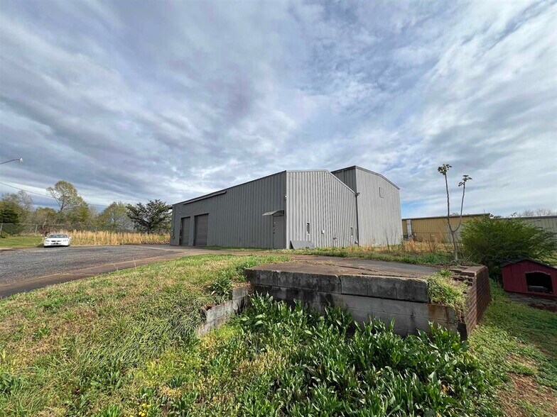 More Photos Of 14 Lake Dr, Inman Warehouse For Lease