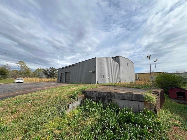 More Photos Of 14 Lake Dr, Inman Warehouse For Lease