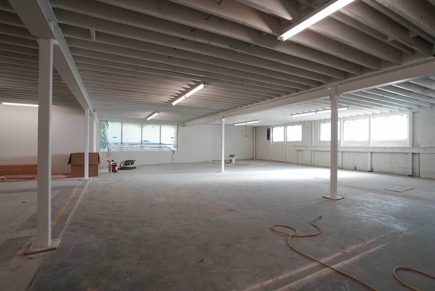 More Photos Of 530 NE Couch St, Portland Light Manufacturing For Lease