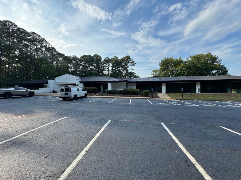 More Photos Of 5000 McGinnis Ferry Rd, Alpharetta Light Distribution For Sale