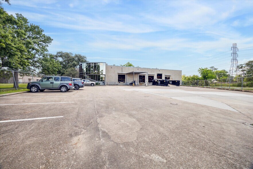 More Photos Of 447 W 38th St, Houston Distribution For Lease