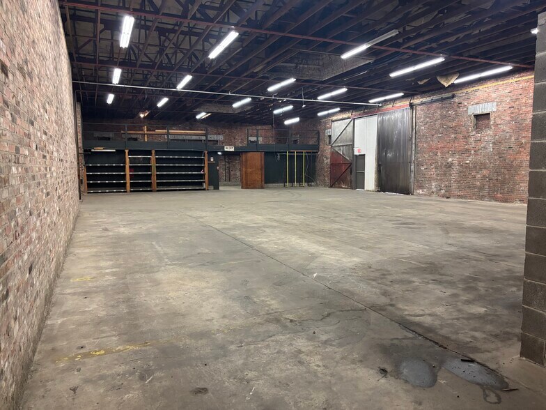 More Photos Of 740 Fannin St, Beaumont Warehouse For Lease
